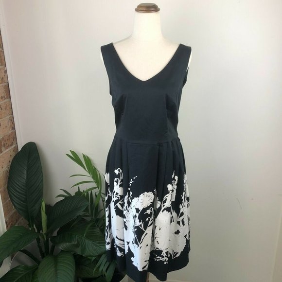 Jacqui E Dresses & Skirts - Jacqui E Black Floral Fit Flare Dress Size 12 Sleeveless Corporate Formal V Neck